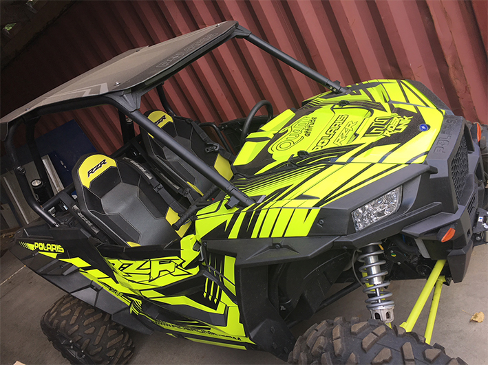 Image RiderUnik soigne ses kits décos RZR